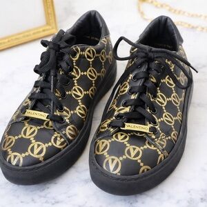 Valentino Garavani EUC
Monogram Low-Top black
Sneakers, Made in Italy | Size6.5